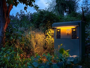 户外夜幕下的电气设备