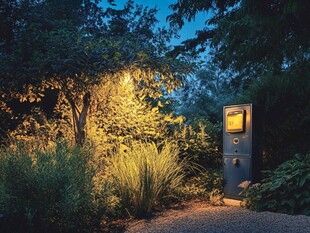 夜晚花园中的照明设备