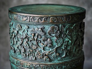 古雅青铜雕花圆柱摆件