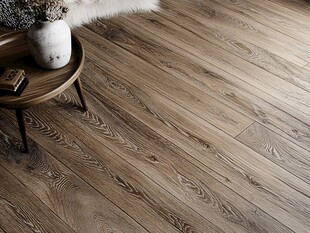 木质地板搭配精致小桌摆件