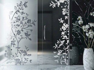 精致花卉玻璃装饰与花瓶