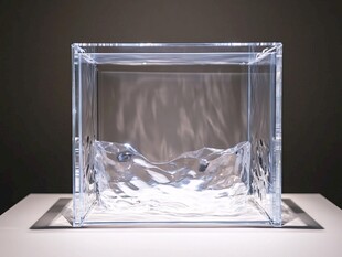 透明玻璃方体内的波纹景观