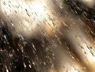 雨滴滑落的模糊玻璃景象