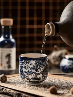 青花瓷杯斟酒古韵悠悠
