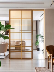 金色玻璃隔断的现代家居空间