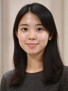 微笑的长发亚洲女性