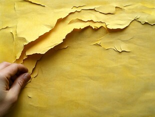 手撕破旧黄色纸张画面