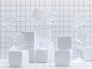 空中坠落的透明与白色方块