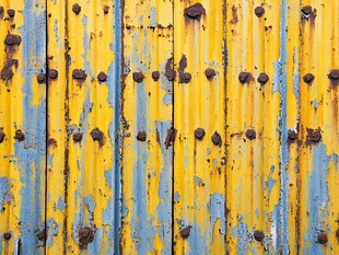 老旧斑驳的铆钉彩漆木板