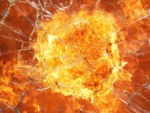 火焰冲击碎裂的玻璃画面