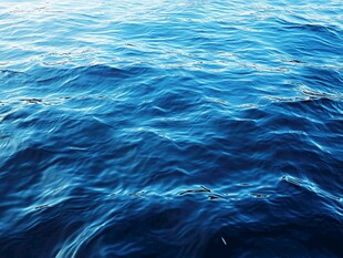 蓝色波光粼粼的海面