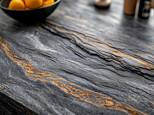 黑色纹理台面与水果