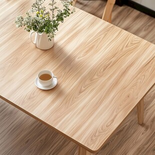 简约木桌配花瓶与茶杯