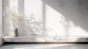 窗边素雅花瓶与光影景致