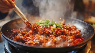 香辣诱人的锅中美味佳肴