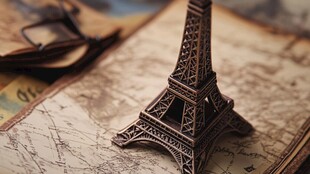 埃菲尔铁塔模型置于古地图上