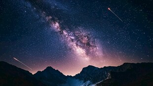 夜空下的山峦与绚烂星河