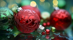 圣诞彩球装点节日氛围