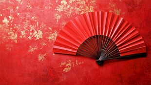 红扇置于中式花纹红背景