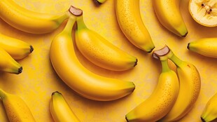 金黄饱满的成串新鲜香蕉