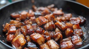 锅中翻炒的美味红烧肉