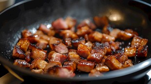 锅中翻炒的美味红烧肉