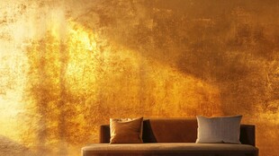 暖黄墙面下的舒适沙发角落