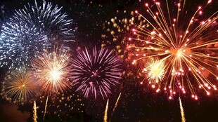 绚丽烟花绽放夜空