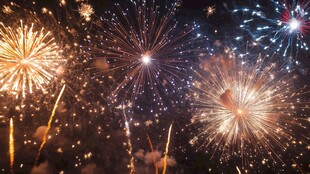 绚丽烟花点亮夜空