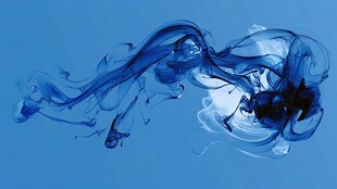 蓝色墨韵在水中曼妙舞动