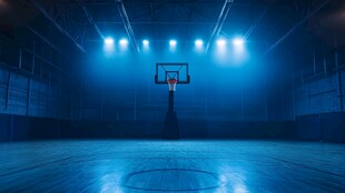 灯光下的静谧篮球场地