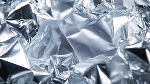 银色褶皱铝箔质感特写