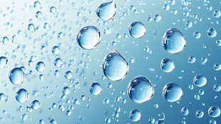 晶莹水滴布满淡蓝背景