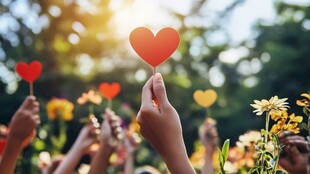 手举爱心 共享美好时刻