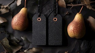 梨与皮革吊牌的秋日组合