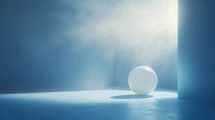 蓝调光影下的孤独白球体