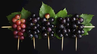 新鲜葡萄串配绿叶展示