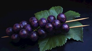 紫葡萄串配绿叶展新鲜