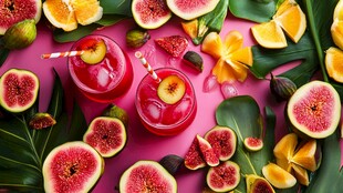 粉色背景下的鲜果与饮品