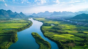 青山绿水间的蜿蜒河流