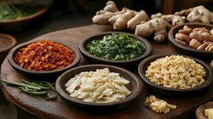 多样食材摆放在古朴木桌上