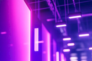 紫粉色灯光营造科幻空间