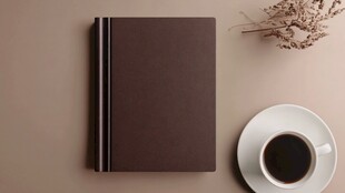 棕色笔记本与咖啡温馨场景