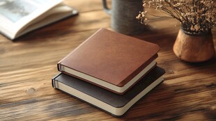 复古风笔记本摆放在木桌上