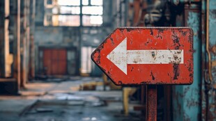 废旧工厂中的左转指示牌
