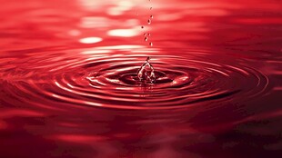 红色水滴入水泛起涟漪
