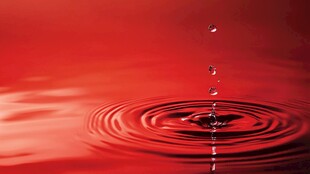 红色水滴入水波纹画面