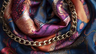 绚丽丝巾搭配金色链条