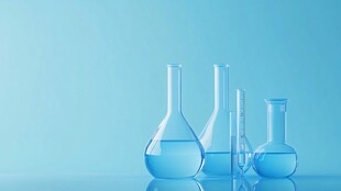 蓝色背景下的化学实验器皿