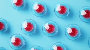 蓝色背景上的草莓果冻甜点